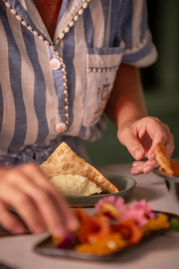 Frango na Banana com Farofa de Coco