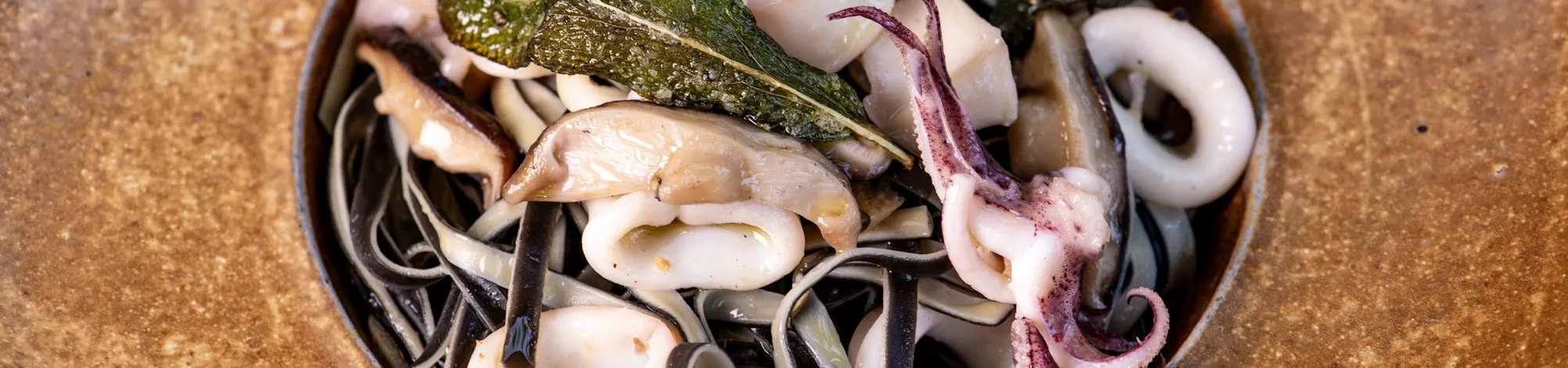 Peixe na Telha com Ervas do Quintal